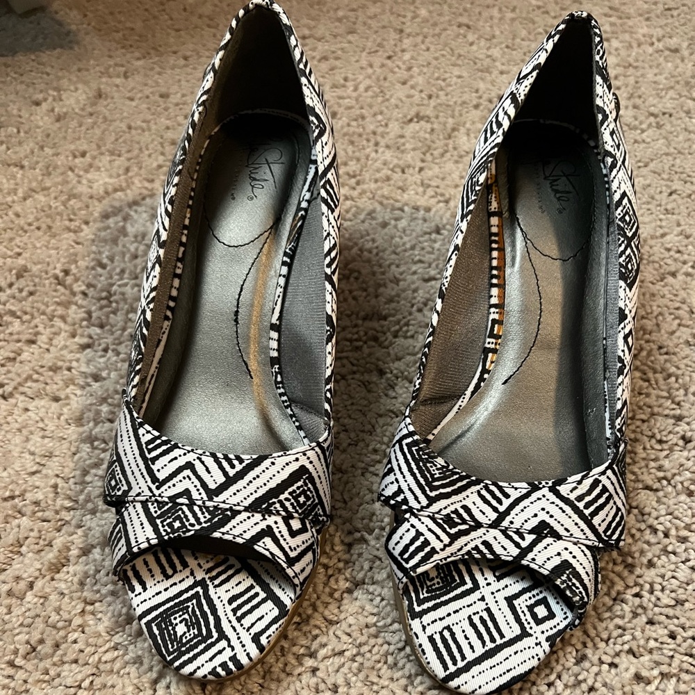 Womens unique black/white casual/dress shoes